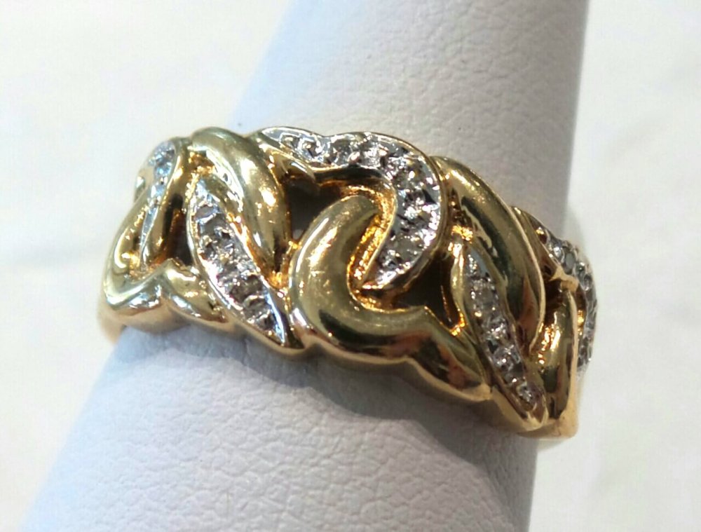 14k Diamond Heart Shaped Design Band