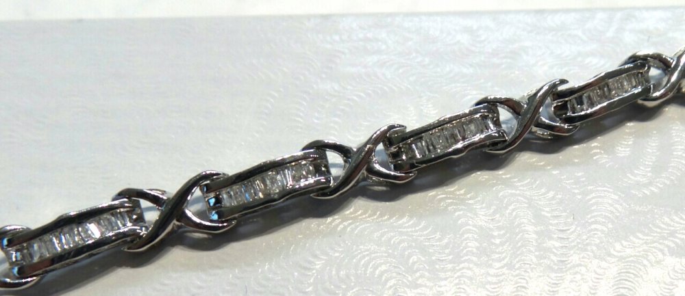 14k White Gold Baguette Diamond Bracelet (2 ct)
