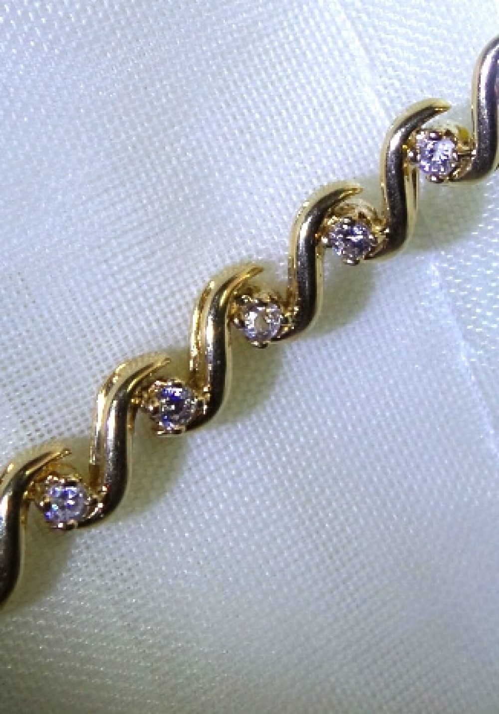 10k S Shaped Diamond Bracelet - Image 2